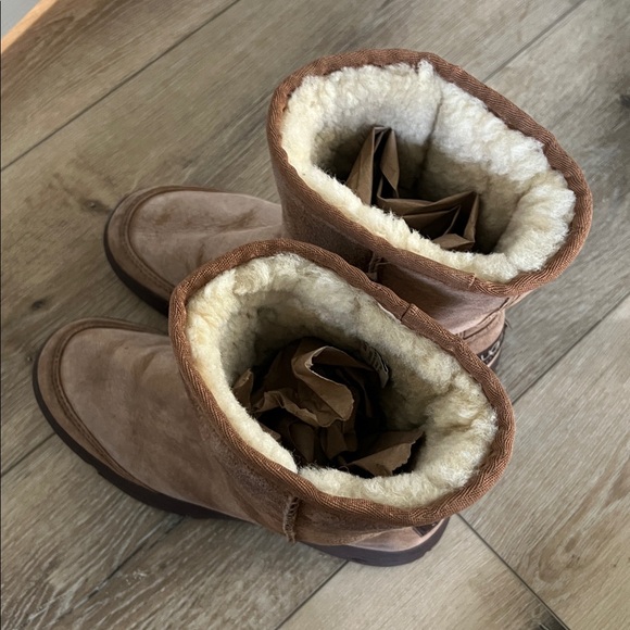 UGG, size 7, Mid Height Tan Beige Suede Winter Boots - Picture 2 of 14